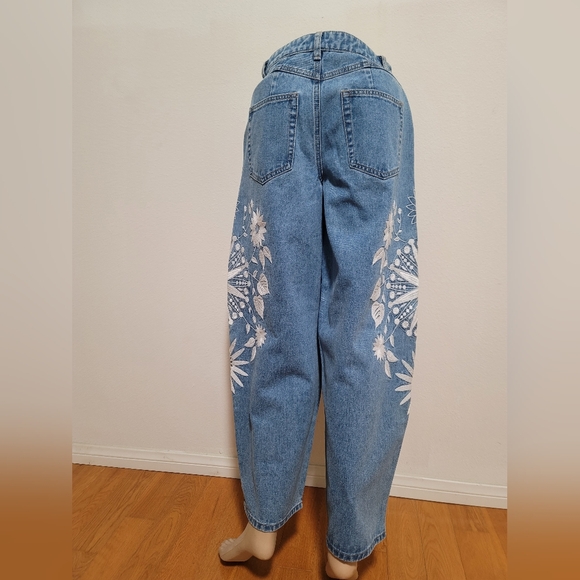 Floral Embroidered Midrise Barrel Jeans - Picture 14 of 14